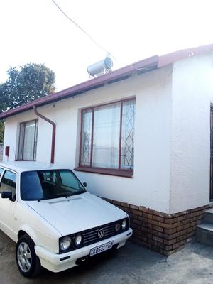 3 bedroom house for sale in Rabie ridge for R1 200 000 with 5 backrooms in the yard that generate R9000 per month For Sale in Rabie Ridge, Midrand