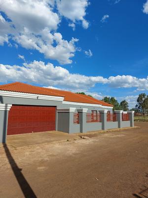 3 bedroom house for sale in khutsong gauteng for R700000 with units wardrobes,  stove and double garage For Sale in Khutsong, Khutsong