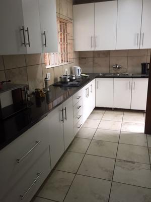 Apartment for sharing in boulders midrand for R3500 including water and electricity ,own a bedroom, share toilet and shower and kitchen For Rent in Halfway House, Midrand