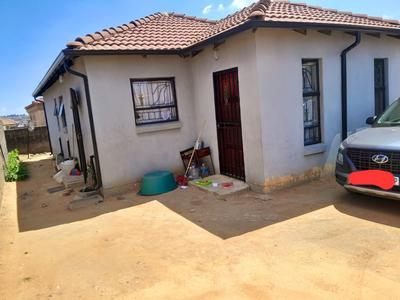 1 bedroom cottage for rental in birchacres for R4500 rent including water and electricity with kitchen units wardrobes and stove For Rent in Birch Acres, Kempton Park