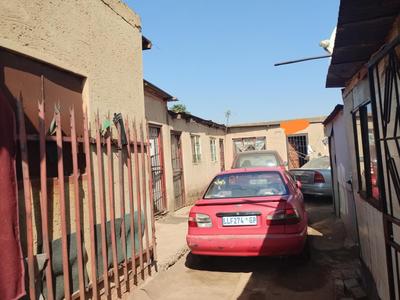 huge stand for sale in tswelopele with 8 outside rooms in the yard that generate R11500 per month For Sale in Ivory Park, Ivory Park