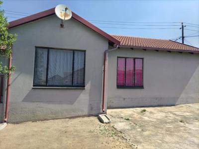 3 bedroom.house for sale in ebony park with kitchen units, wardrobes and stove for R980000 negotiable, call now for viewing For Sale in Ebony Park, Ebony Park