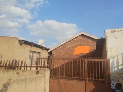 3 bedroom house for.sale in ebony park with 7 outside rooms in the yard that genarate R13000 per month, for R950 000 with kitchen units wardrobes.and stove For Sale in Ebony Park, Ebony Park