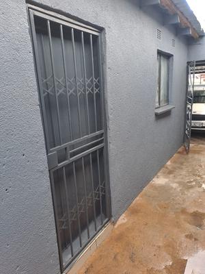 Big Room for rental in ebony park tiled with ceiling but no parking for R2000 rent, no deposit in a secured yard For Rent in Ebony Park, Ebony Park