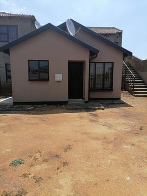 2 bedroom house for sale in protea glen for R1 300 000 negotiable with a double storey that has6 bachelors that generate R13500 per month For Sale in Protea Glen, Soweto
