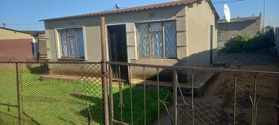 2 bedroom rdp house for sale in daveyton etwatwa for R280 000 with title deed huge space to build backrooms For Sale in Etwatwa, Etwatwa