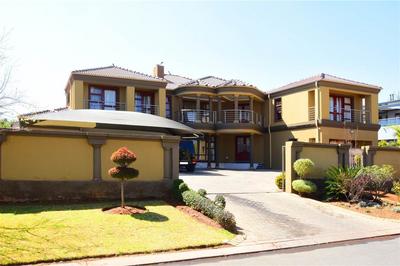 6 bedroom family double storeyfor sale in summerset estates for R5million with 6 bathrooms, 3 automated garages 3 lounges, swimming pool cinema, well maintained garden For Sale in Summerset, Midrand