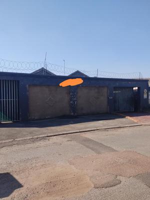 3 bedroom house for sale in birchleigh north for sale with 6 cottages that genarate R15000 per month extra income for R1 600 000 negotiable, full walled with gate and huge steele carpot For Sale in Birchleigh, Kempton Park