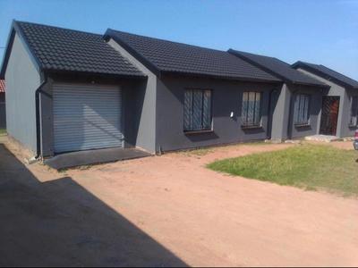 3 bedroom house for sale in ebony park with a huge yard suitable for investors who want to build double story for apartments, for R1 500 000 call now for viewing, with a single garage For Sale in Ebony Park, Ebony Park