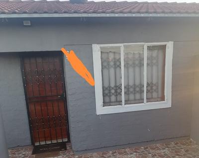 2 bedroom house for sale in lehae johannesburg with 3 outside rooms in the yard that genarate R2500 extra income for R580000 negotiable with title deed For Sale in Lehae, Johannesburg