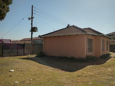 3 bedroom house for sale in ebony park with single garage, 2 bathrooms, big yard, for R950000 in a secured ,close to all amenities For Sale in Ebony Park, Ebony Park