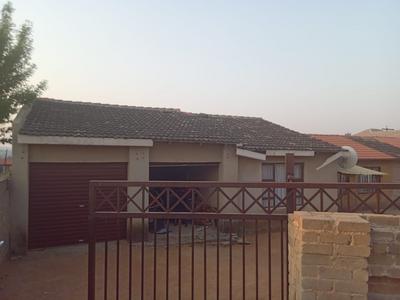 4 bedroom house for sale in muldersdrift krugersdorp with double garage for R400000 with huge stand and more parking For Sale in Muldersdrift, Muldersdrift
