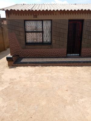 2 bedroom house for sale in temong tembisa with 4 outside rooms in the yard for R800000 with title deed For Sale in Tembisa, Tembisa